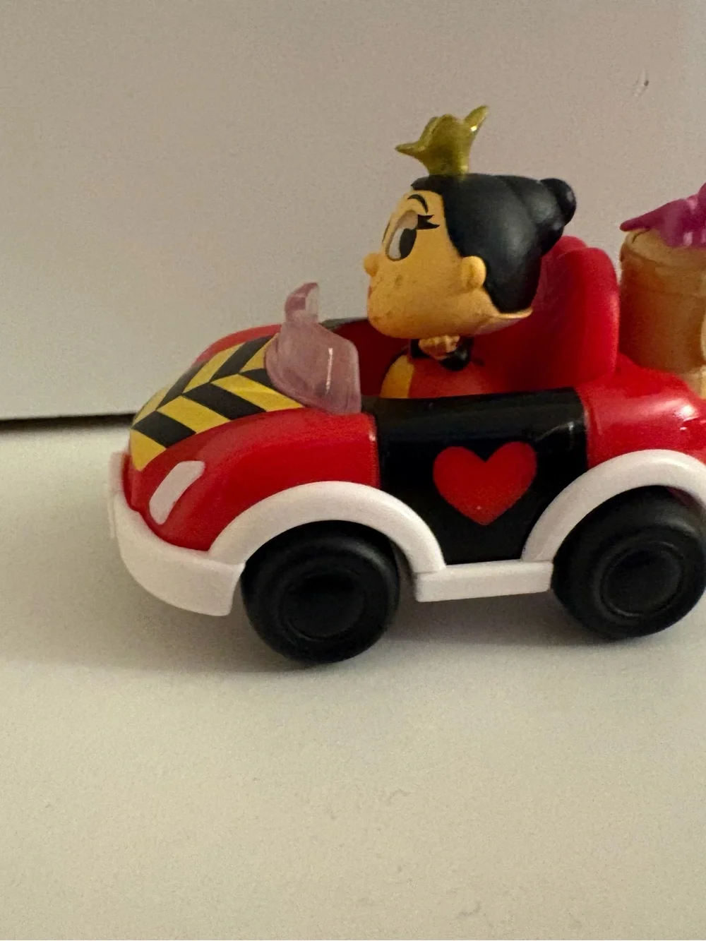 Disney Doorables Let's Go Vehicles Series 2  Queen of Hearts Set